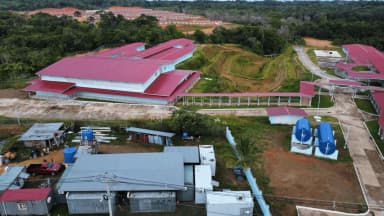 Vista del conjunto y sus instalaciones exteriores.