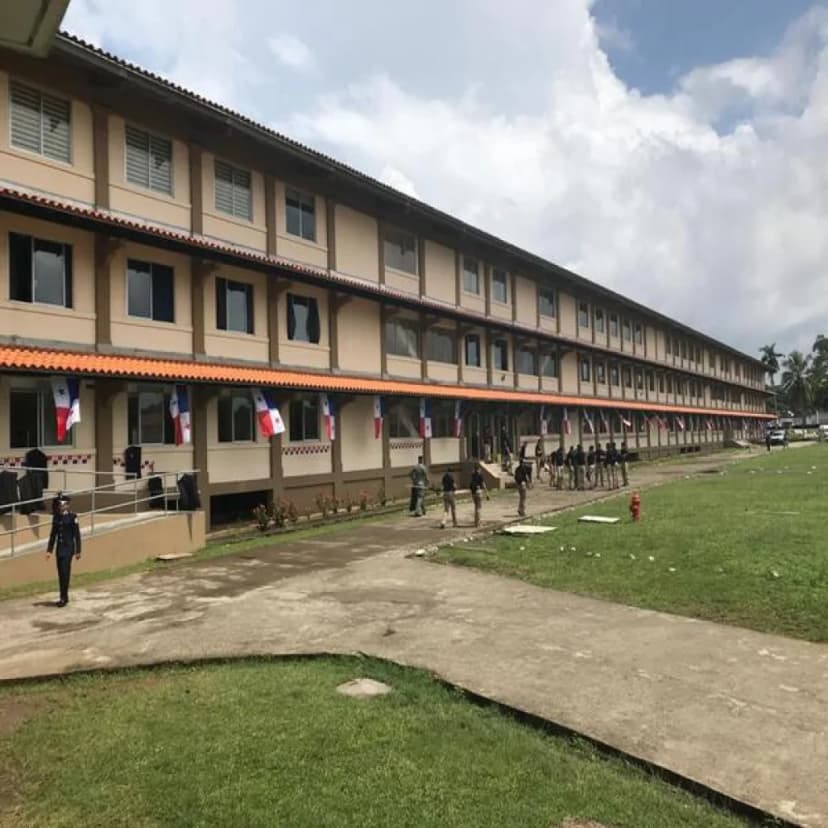 Edificio del Centro de Enseñanza Superior publicado por CTL.
