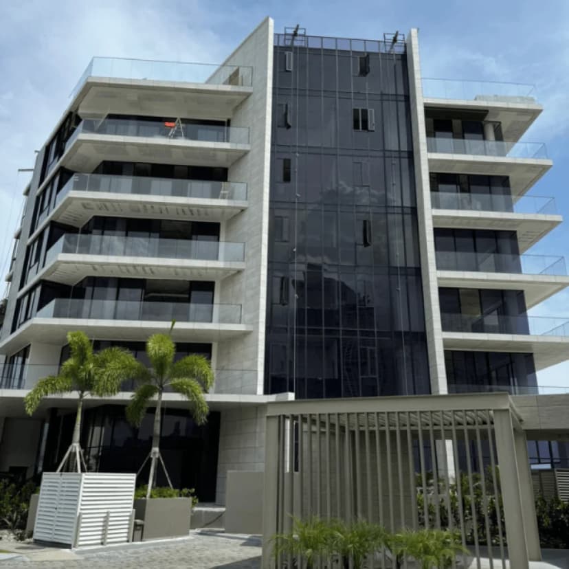 Vista frontal del edificio Montecarlo en Ocean Reef.