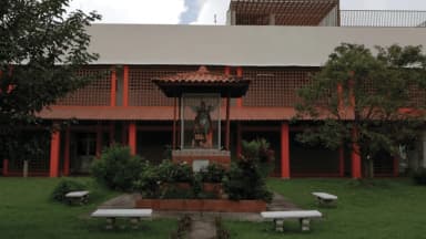 Vista del hospital y sus áreas exteriores.