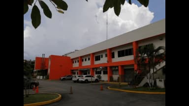Fachada y acceso del hospital.