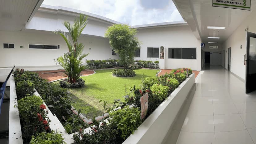 Jardín y corredor del Centro de Salud El Valle de Antón.