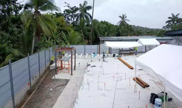 Vista de la obra y estructuras en ejecución.