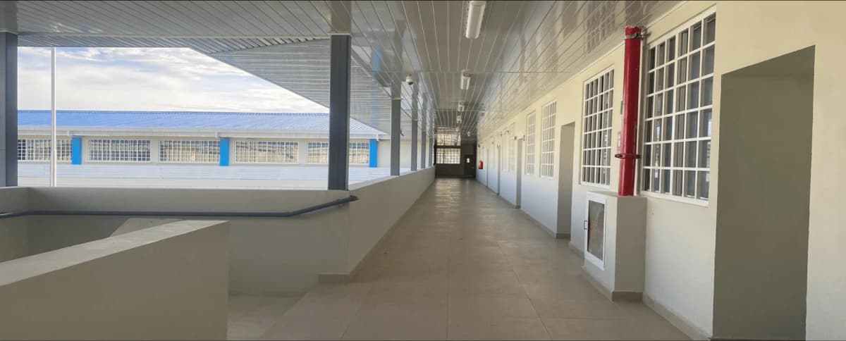 Corredor cubierto de la Escuela Antonio José de Sucre.