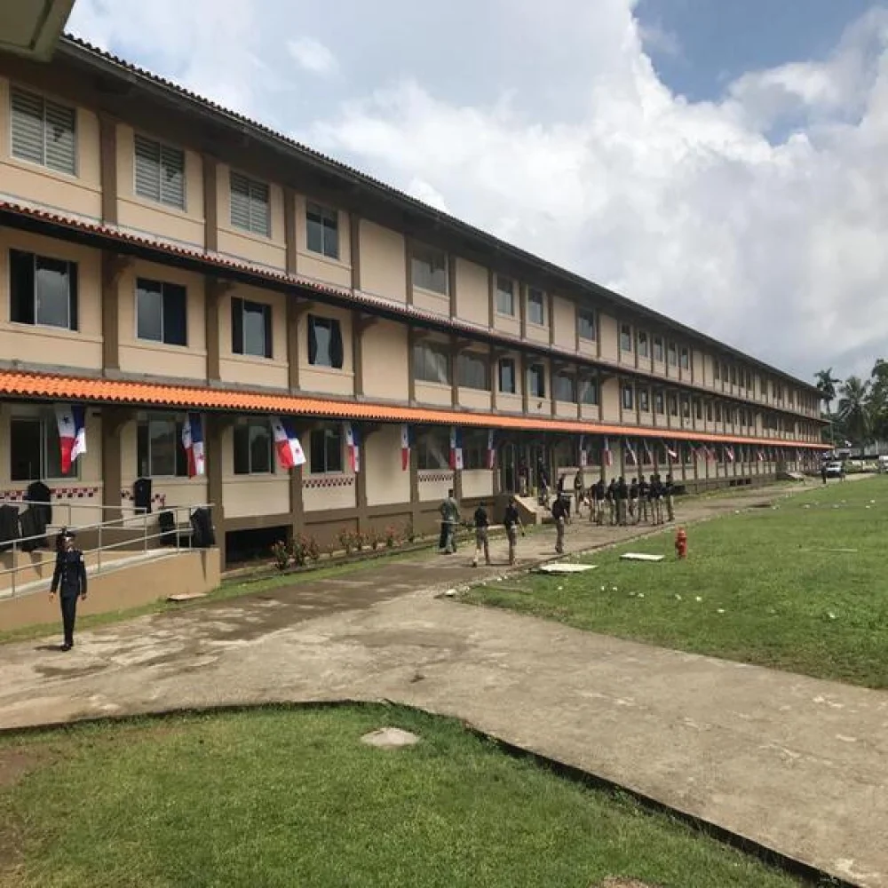 Edificio del Centro de Enseñanza Superior publicado por CTL.