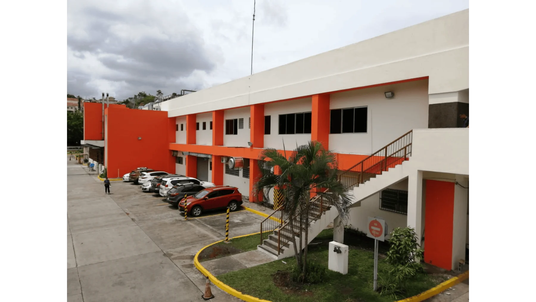 Fachada del Hospital San Miguel Arcángel.